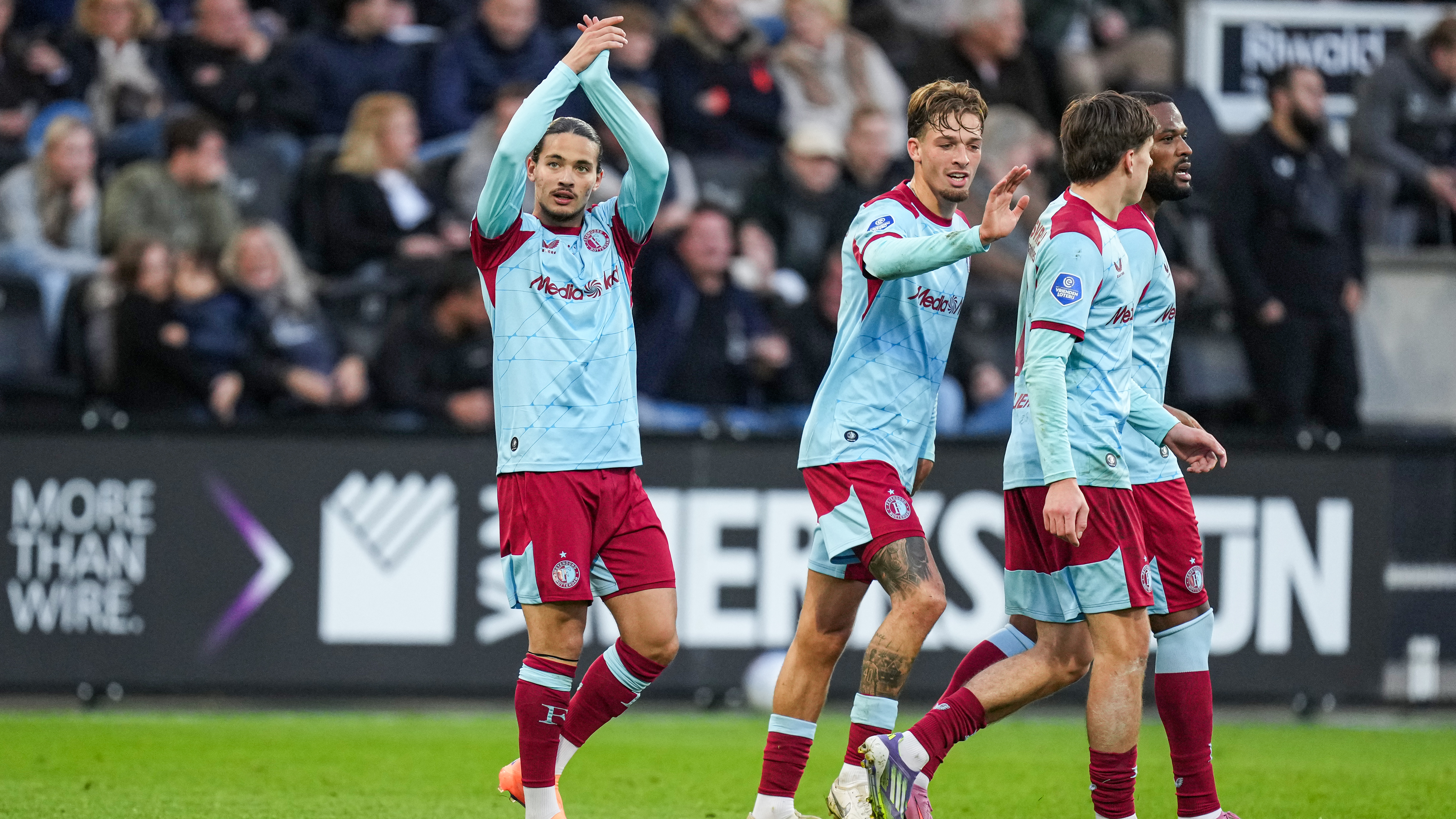 Hadj Moussa juicht met zijn ploeggenoten na de 0-6