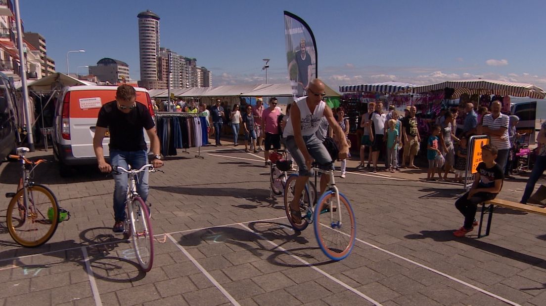 Wie kan er het langzaamst fietsen? (video)