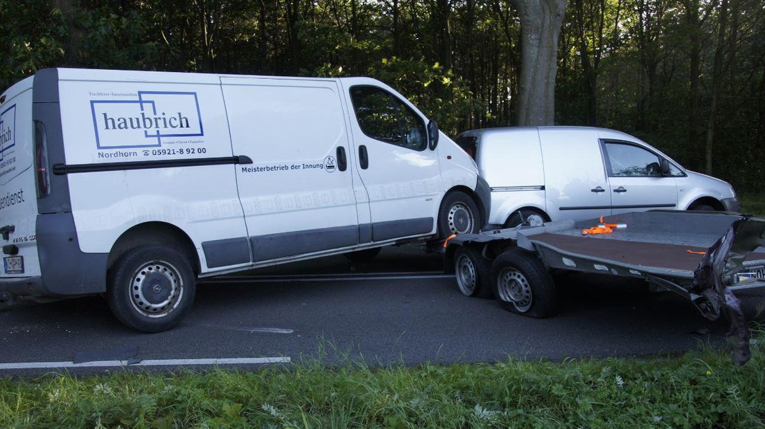 Op de Ericastraat gebeurde vanavond een ongeluk. Er vielen geen gewonden, maar er was wel veel blikschade (Rechten: Van Oost Media)