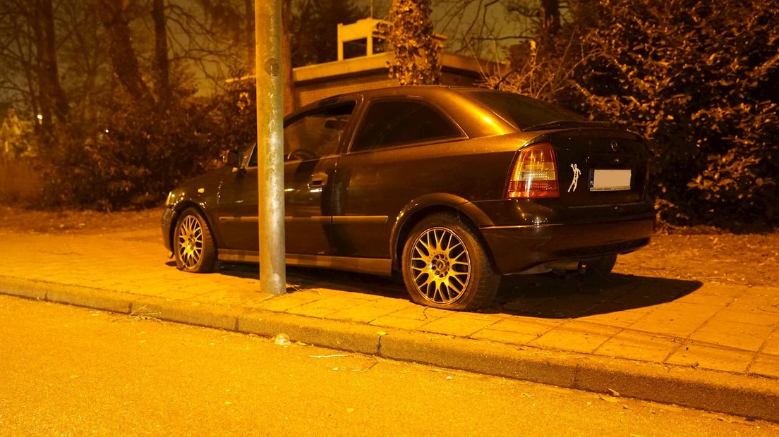 Auto met vier lekke banden achtergelaten in Deventer