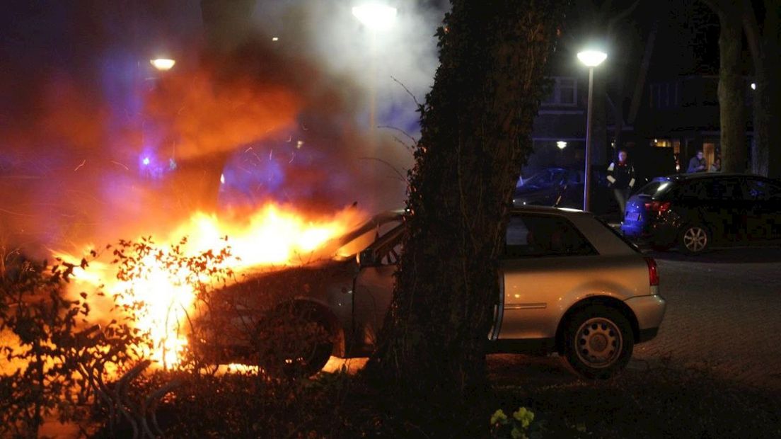 Auto vat vlam in Steenwijk