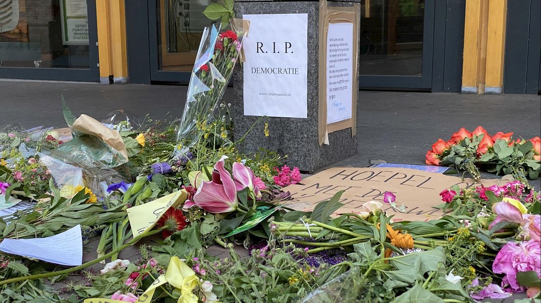 'Stil protest' tegen coronamaatregelen: bloemen neergelegd in Deventer