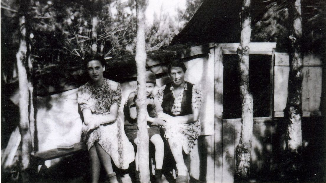 Mia en Philip Lezer samen met hun moeder Klara voor de onderduikerskeet (Rechten: Drents Archief)