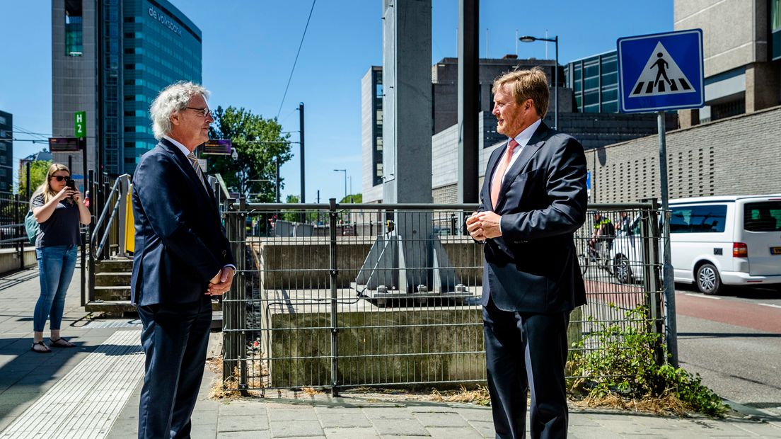 Willem-Alexander en Van Boxtel op het Jaarbeursplein.