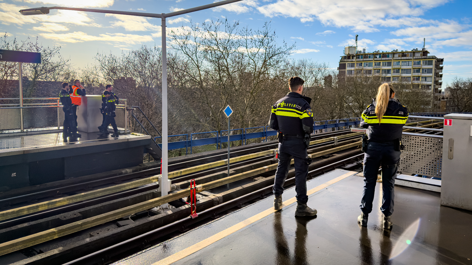 Het metroverkeer werd stilgelegd op het traject door een persoon op het spoor.