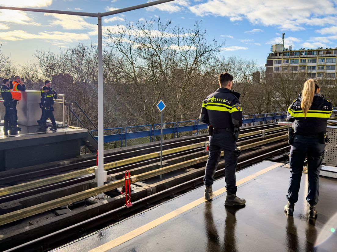 Het metroverkeer werd stilgelegd op het traject door een persoon op het spoor.