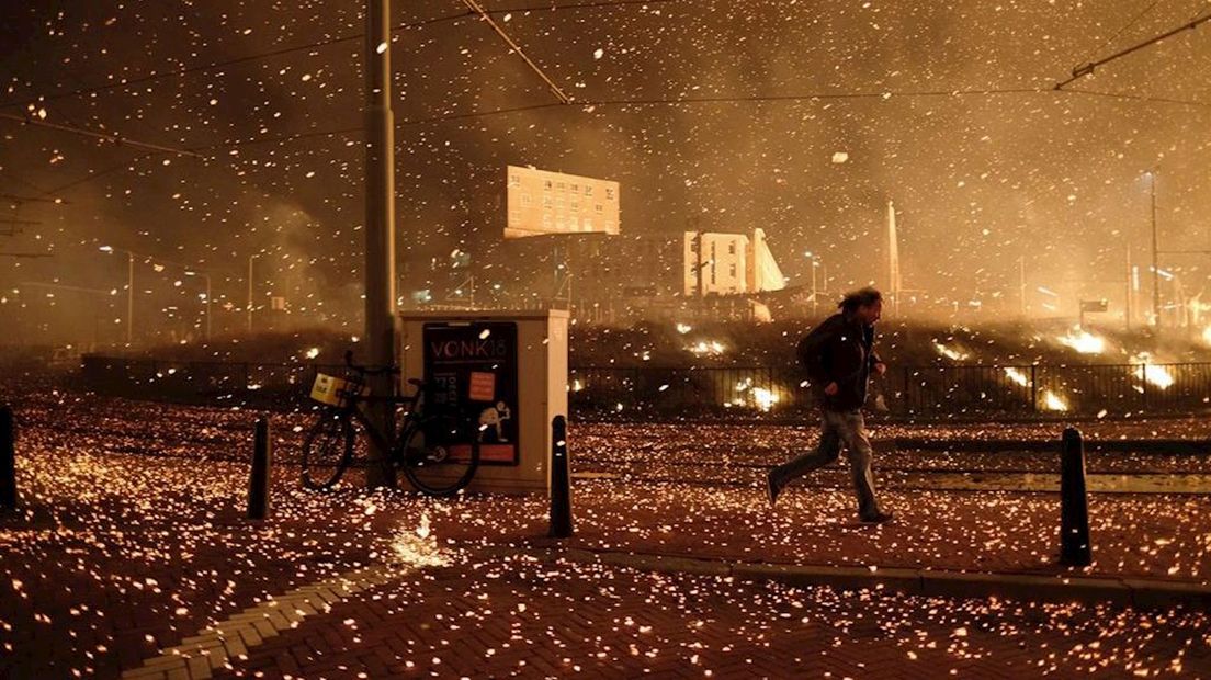 Foto van de vonkenregen van het traditionele nieuwjaarsvuur in Scheveningen