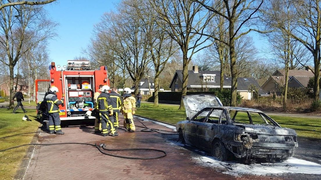 Auto vliegt al rijdend in brand in Rijssen