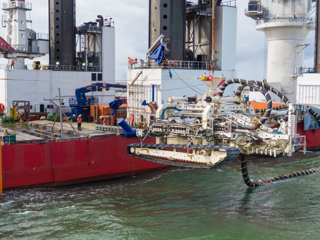 Robot begraaft ondergrondse zeekabel die windpark met kust verbindt