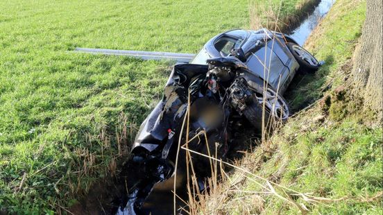 Bestuurder met spoed naar ziekenhuis na botsing. Bestuurder met spoed naar ziekenhuis na botsing.