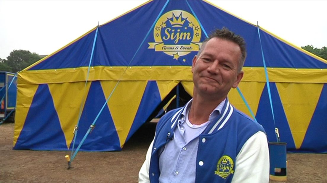 Circusdirecteur Alex Sijm voor zijn tent.