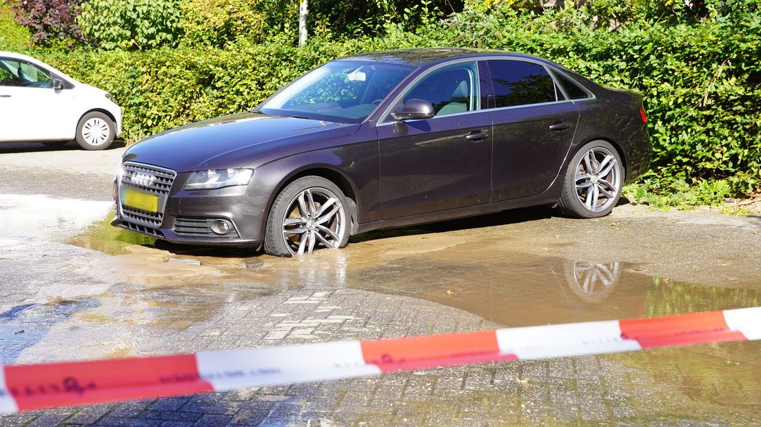 Waterleidingbreuk zorgt voor wegzakkende auto