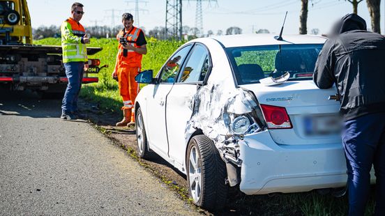 Bakwagen en auto beschadigd na botsing op snelweg. Bakwagen en auto beschadigd na botsing op snelweg.