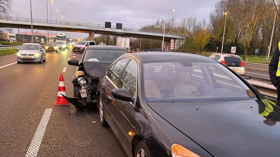 Grote vertraging door klein ongeluk op A15. Grote vertraging door klein ongeluk op A15.