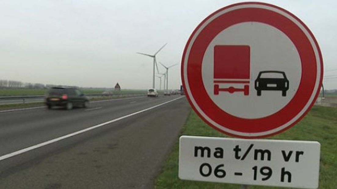 Inhaalverbod vrachtwagens op A15 ingesteld