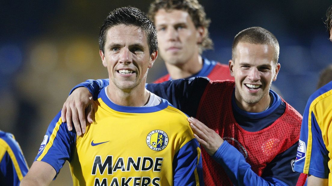 Vrolijke gezichten bij Wouter Gudde en Frank van Mosselveld na een overwinning van RKC op Roda JC in 2009