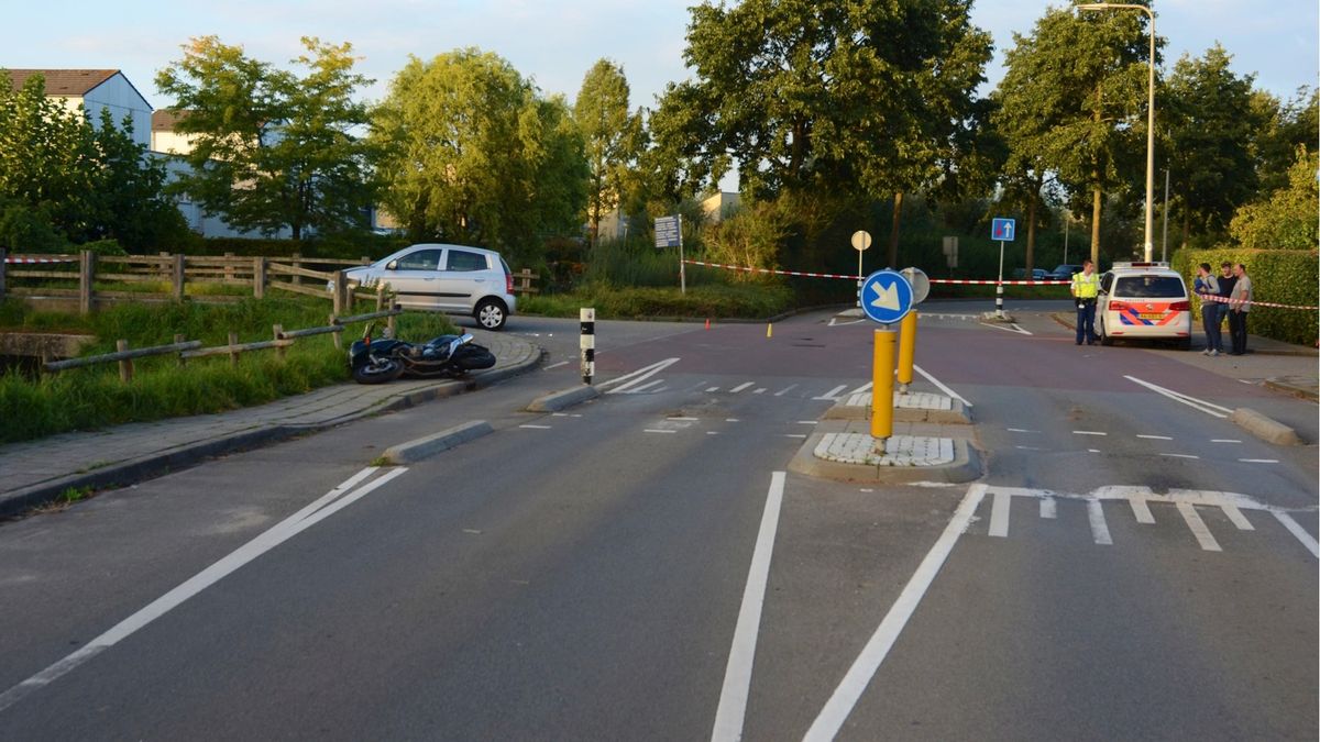 Auto en motor botsen op Somervaart in Deventer RTV Oost