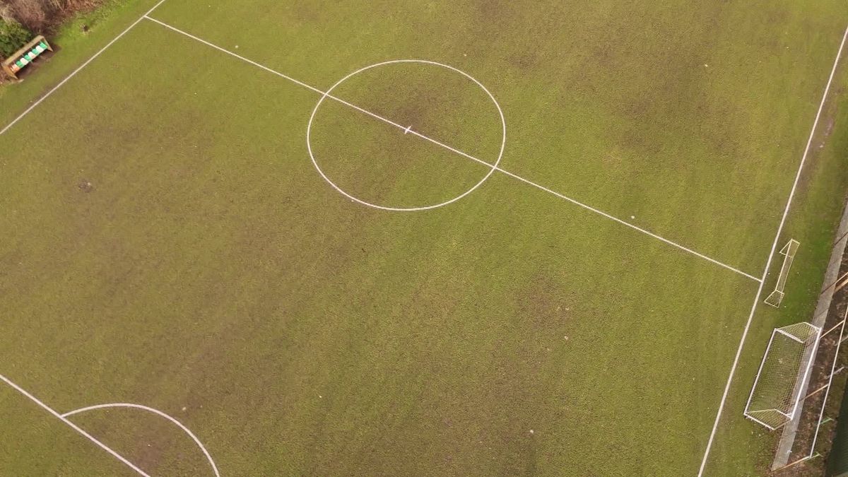 Clubs willen weer voetballen, maar zijn de velden goed genoeg? 'Je zakt er helemaal in weg'