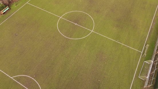 Clubs willen weer voetballen, maar zijn de velden goed genoeg? 'Je zakt er helemaal in weg'