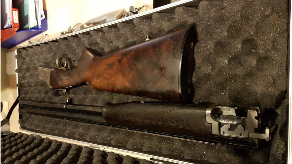 Het geweer in de koffer (Rechten: Twitter/Politie Aa en Hunze)