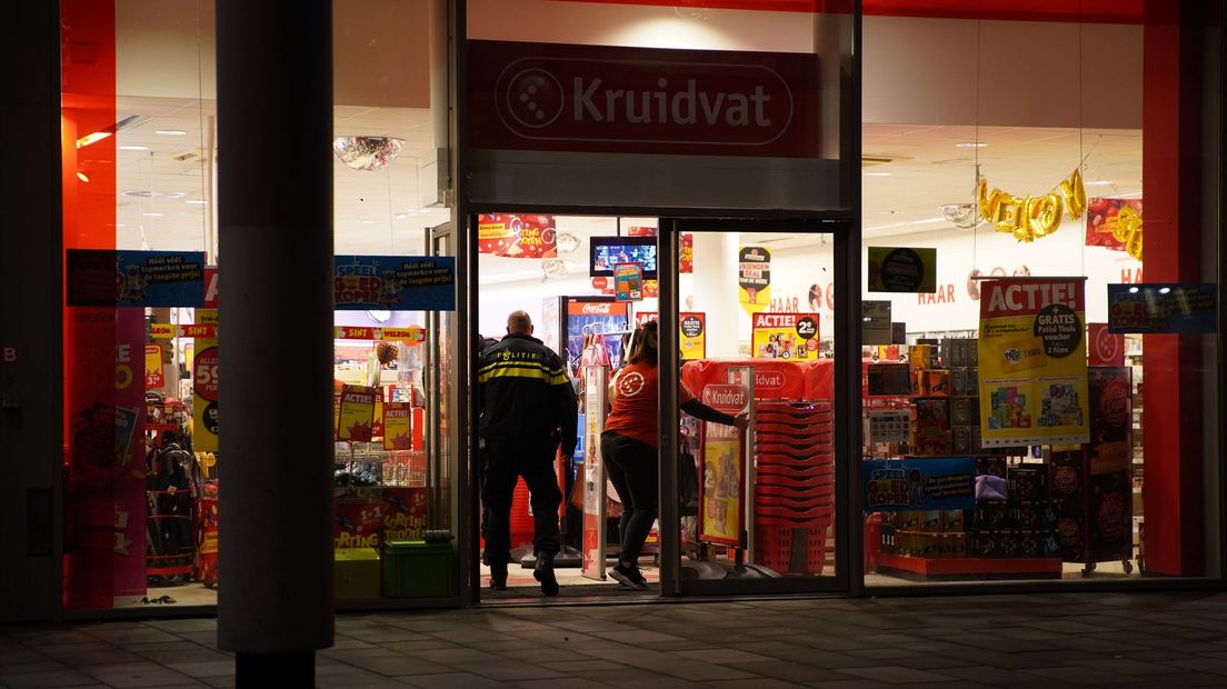 Bij een overval op de Kruidvat in Deventer werd een medewerkster bedreigd