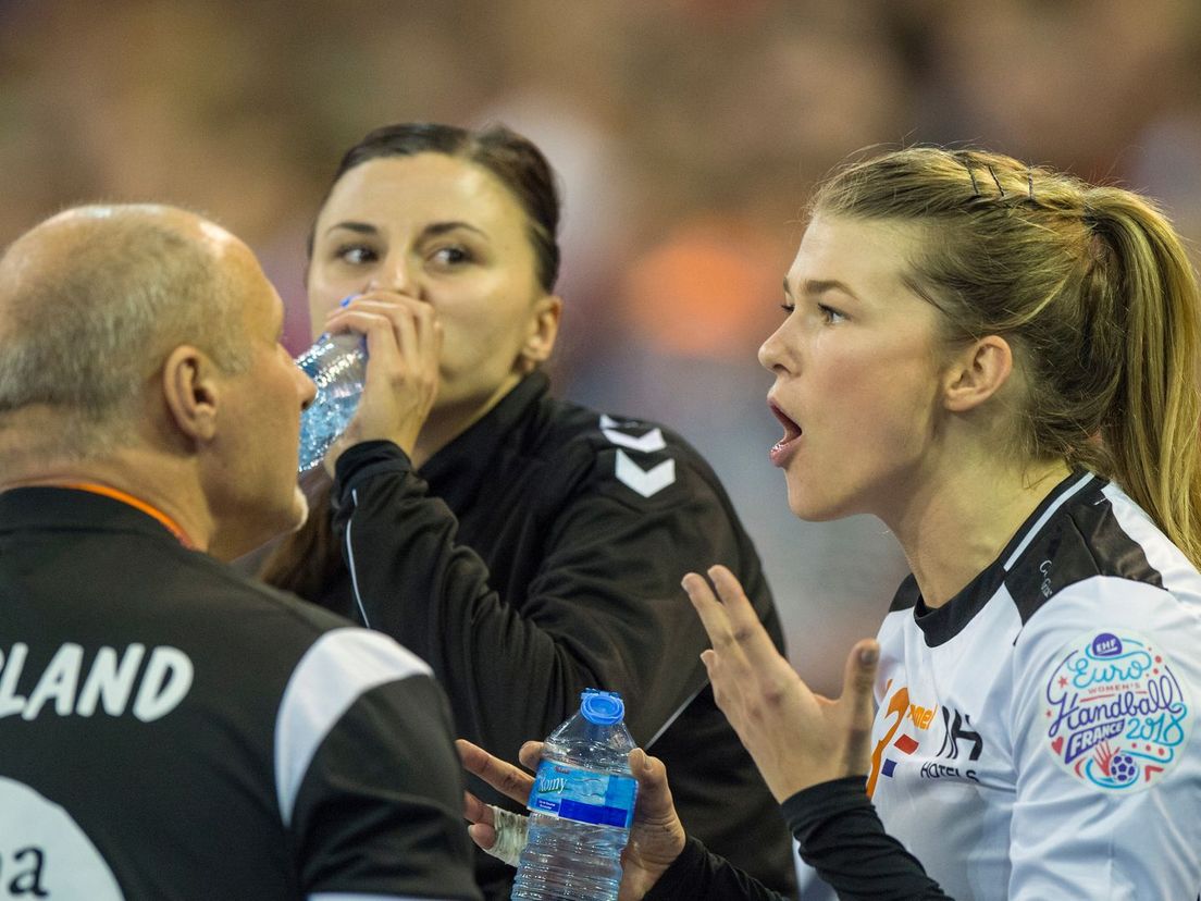 Jasmina Jankovic (midden) met Tess Wester, keeper van de Nederlandse handbaldames