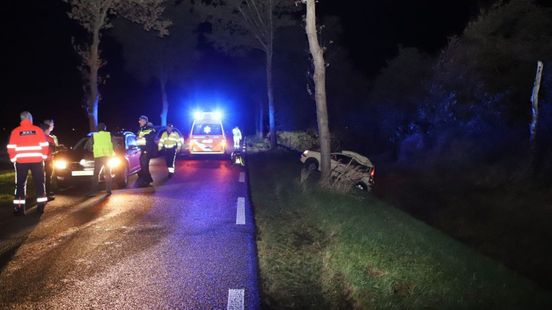 Automobilist gewond bij aanrijding tegen boom bij Gasselte. Automobilist gewond bij aanrijding tegen boom bij Gasselte.