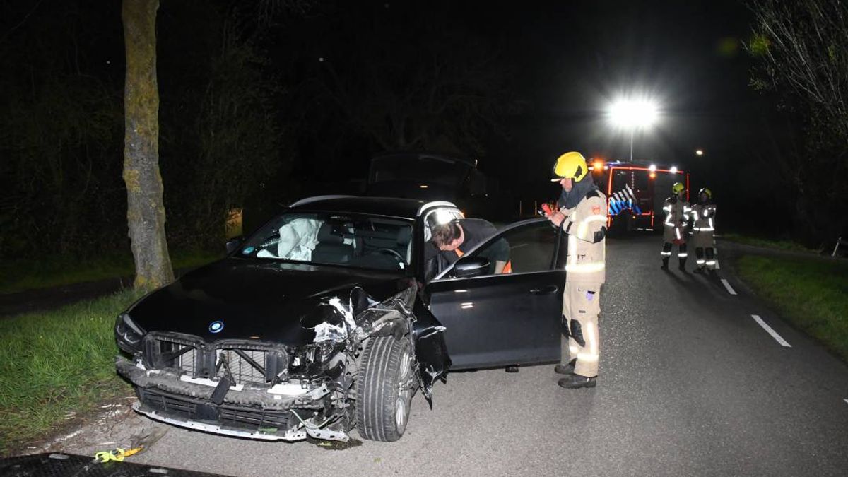 Dronken automobilist rijdt lantaarnpaal uit de grond in Aardenburg