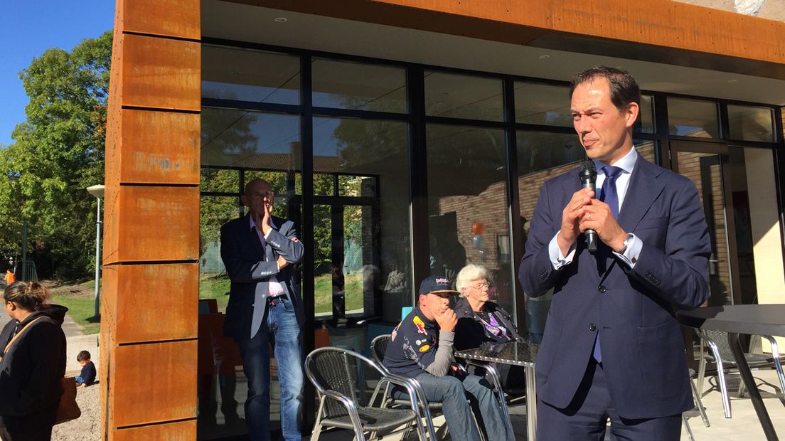 Wethouder Boudewijn Revis, onder meer verantwoordelijk voor buitenruimte, houdt een speech voorafgaand aan de opening. 