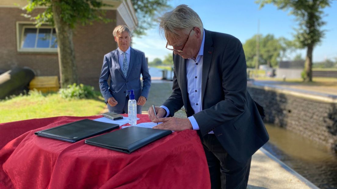 Hans Pereboom, bestuurslid WDODelta, ondertekent de overeenkomst