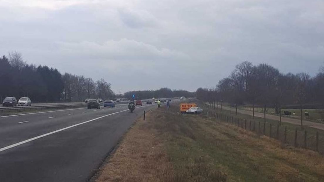 De geschaarde auto met aanhanger eindigde in de berm (Rechten: Politie Assen)