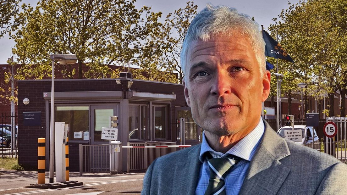 Burgemeester Jaap Velema met het aanmeldcentrum op de achtergrond (bewerking: RTV Noord)