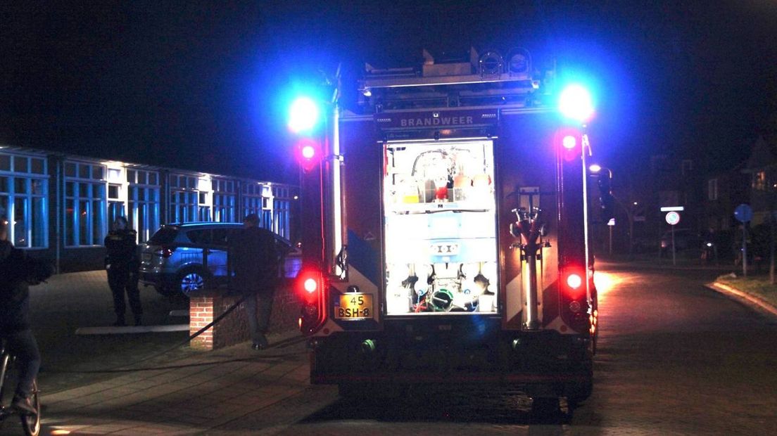 Brandweer bij het schoolgebouw in Rijssen waar gisteravond brand werd ontdekt.