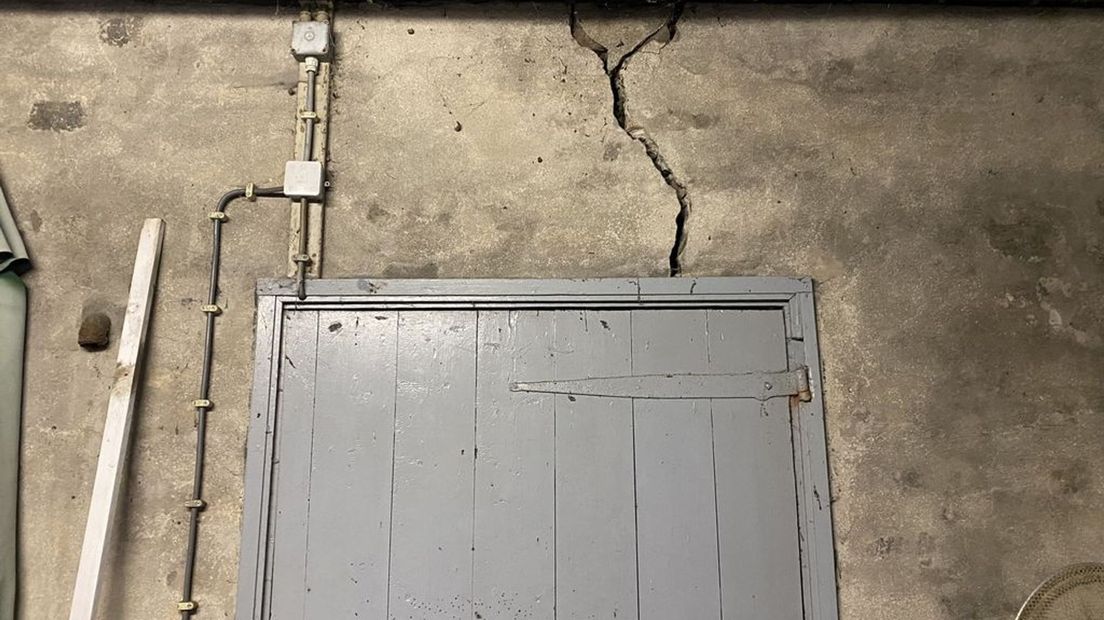 De scheur boven de deur in de schuur van de familie Tip
