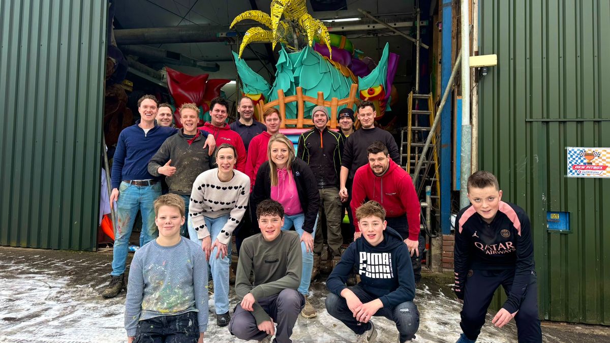 Titelverdediger DKW Vasse vol gas richting Grote Twentse Carnavalsoptocht