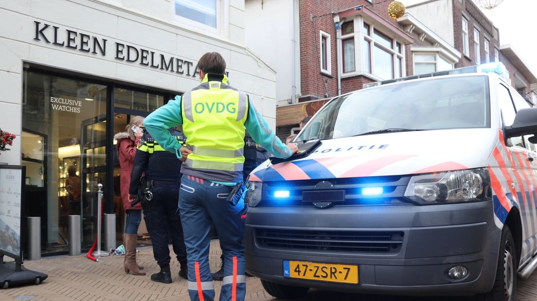 De politie voor de deur van de overvallen juwelier