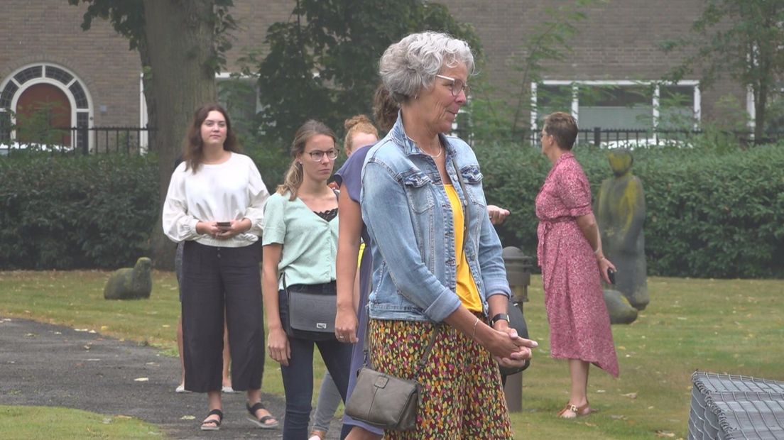 Wachtrij voor de testlokatie van IJsselheem in Kampen