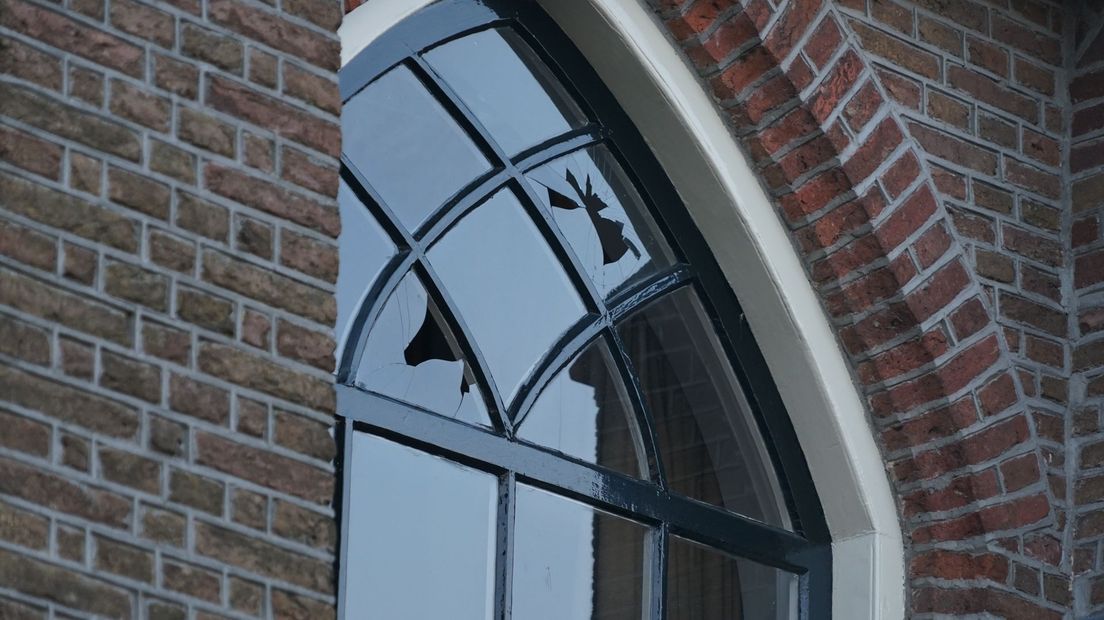 Ruiten gebroken bij Hervormde Kerk Zwartsluis. vermoedelijk met zwaar vuurwerk