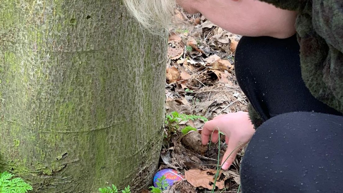 Milou uit Vollenhove (8) legt een vrouwensteen neer