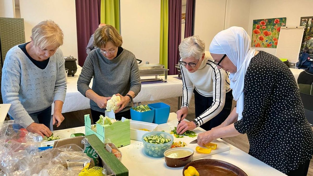 Vluchtelingen schuiven aan voor warme maaltijd in Exloo: 'Geen doorgekookte groente'