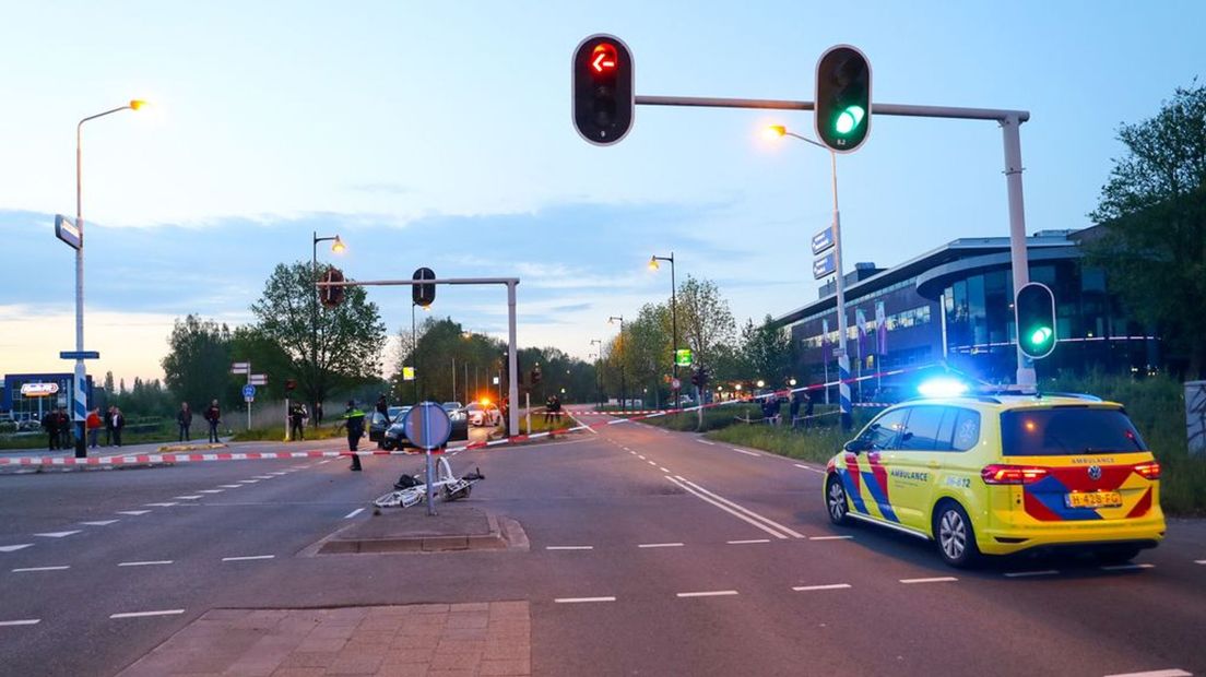 De politie doet onderzoek op de kruising.