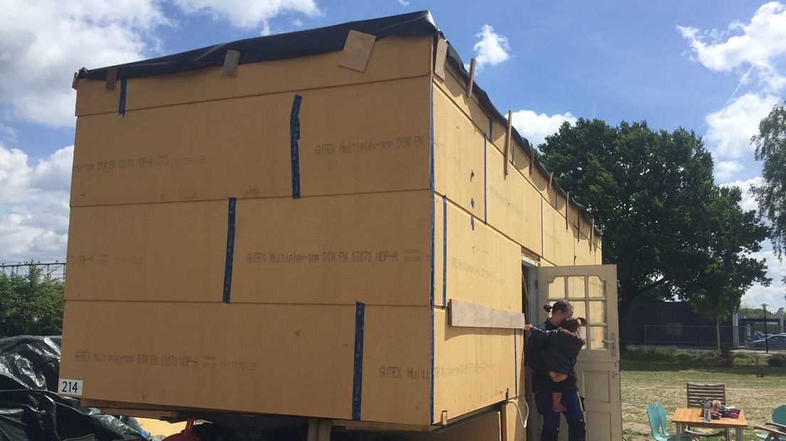 De aanbouw van een tiny house