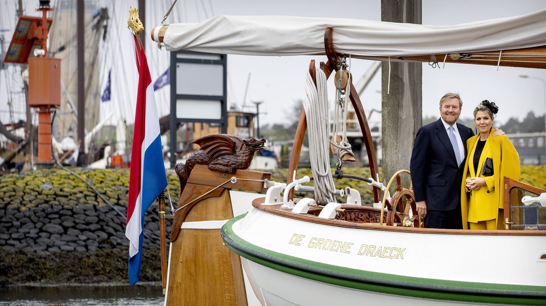 Koning Willem-Alexander en koningin Máxima op De Groene Draeck, de zeilboot van Prinses Beatrix in de haven van Terschelling
