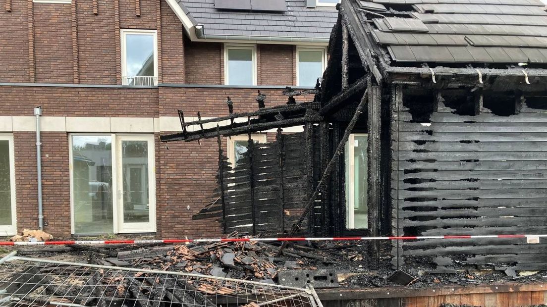 Een van de uitgebrande schuren bij een nieuwbouwwoning in Apeldoorn.