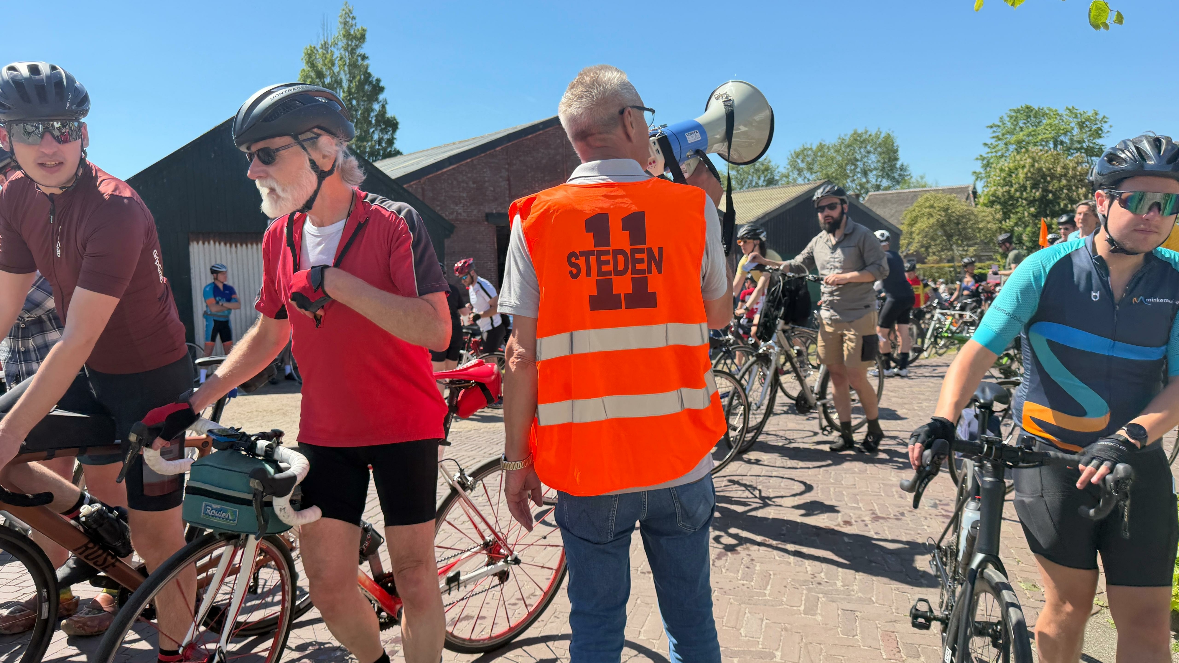 Troch de megafoan wurdt omroppen dat minsken troch nei Dokkum moatte