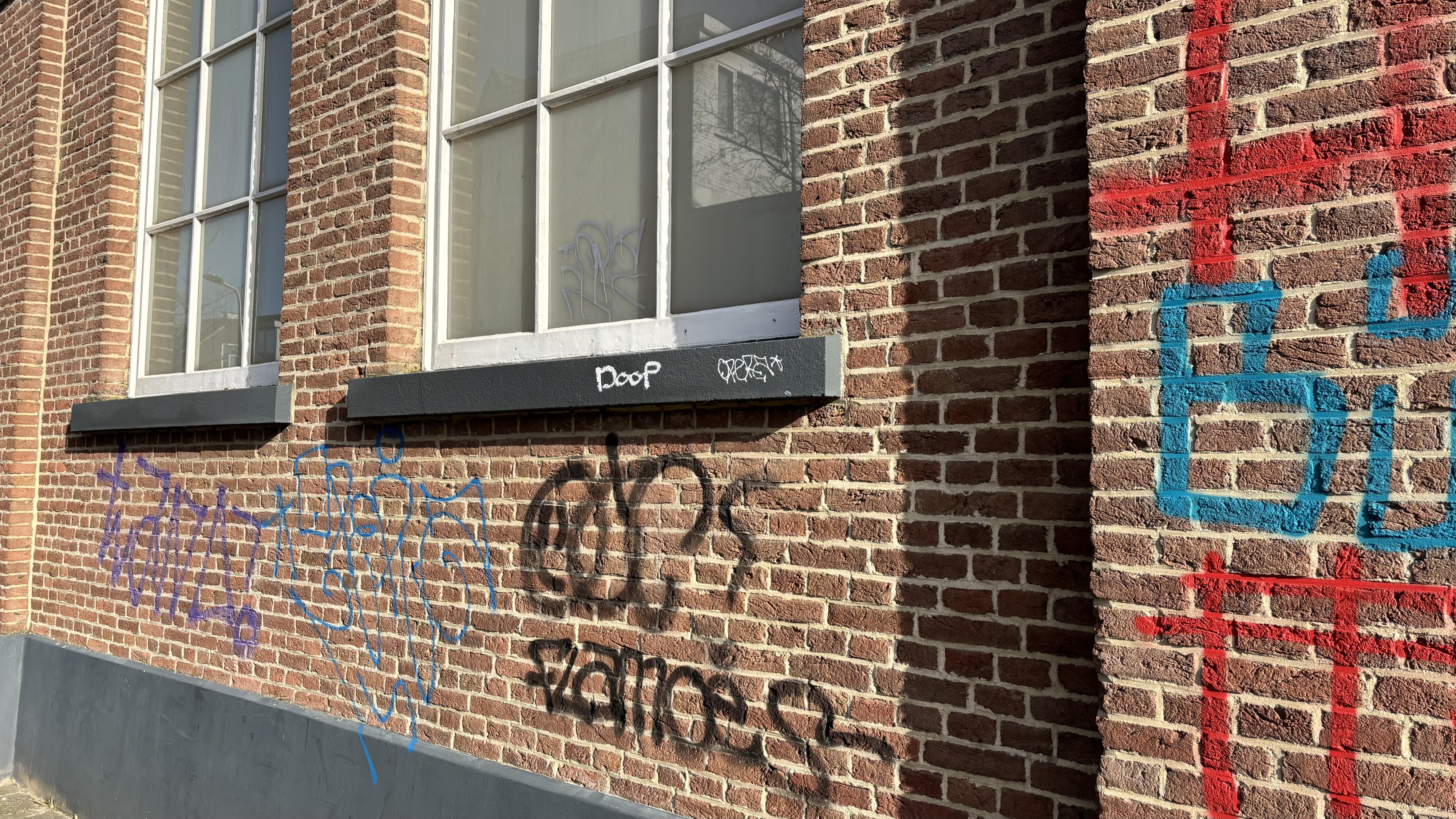 Yllegale graffity op in muorre fan ien fan de pannen yn de Flietsône