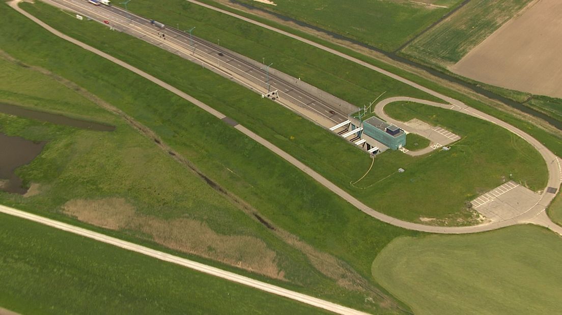 Op Zuid-Beveland ligt de tunnelweg tussen twee geluidswerende dijken in
