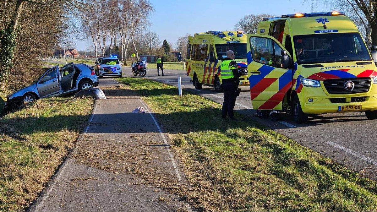 Auto over de kop: drie inzittenden gewond