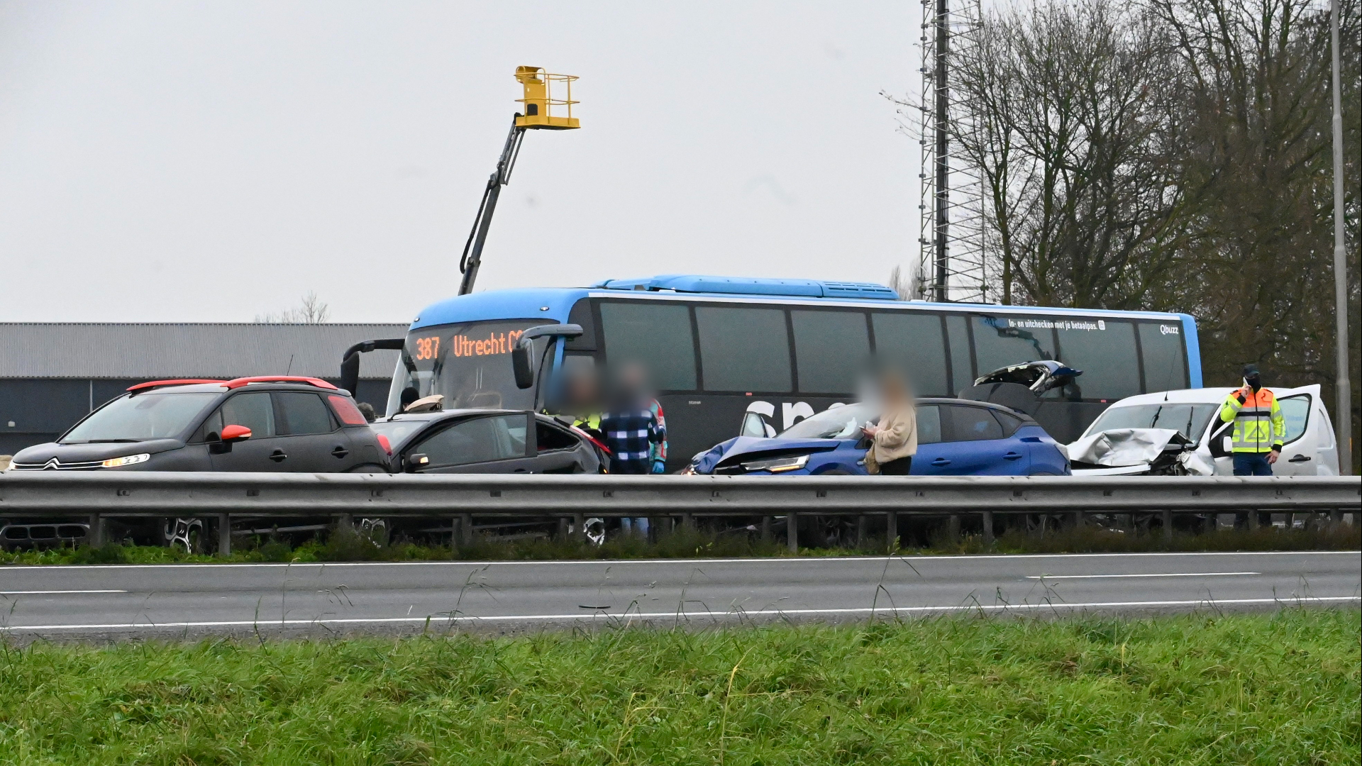 De A27 is vanaf Gorinchem dicht door een ongeluk met vier auto's