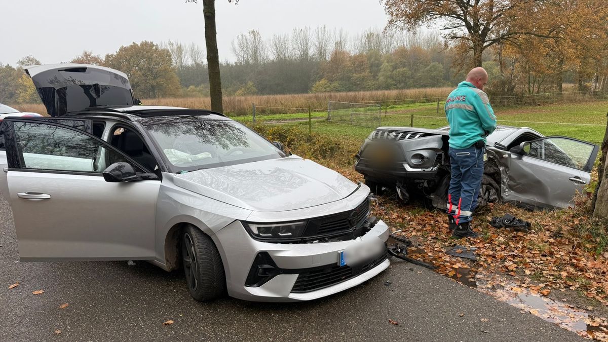 Auto’s botsen frontaal in Maasbree, politie onderzoekt bierblikjes